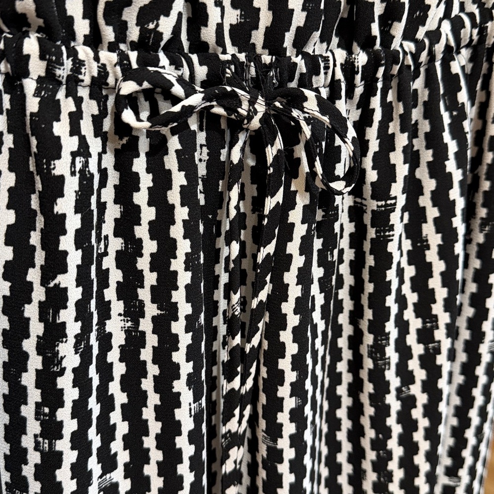 Apt. 9 Black and White Sleeveless Dress
Size M. - Picture 5 of 5
